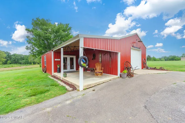 a view of a house with backyard and a garden