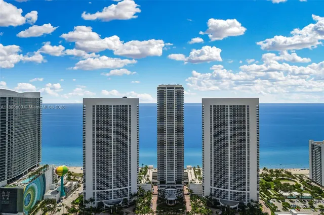 a view of a fountain in front of a building