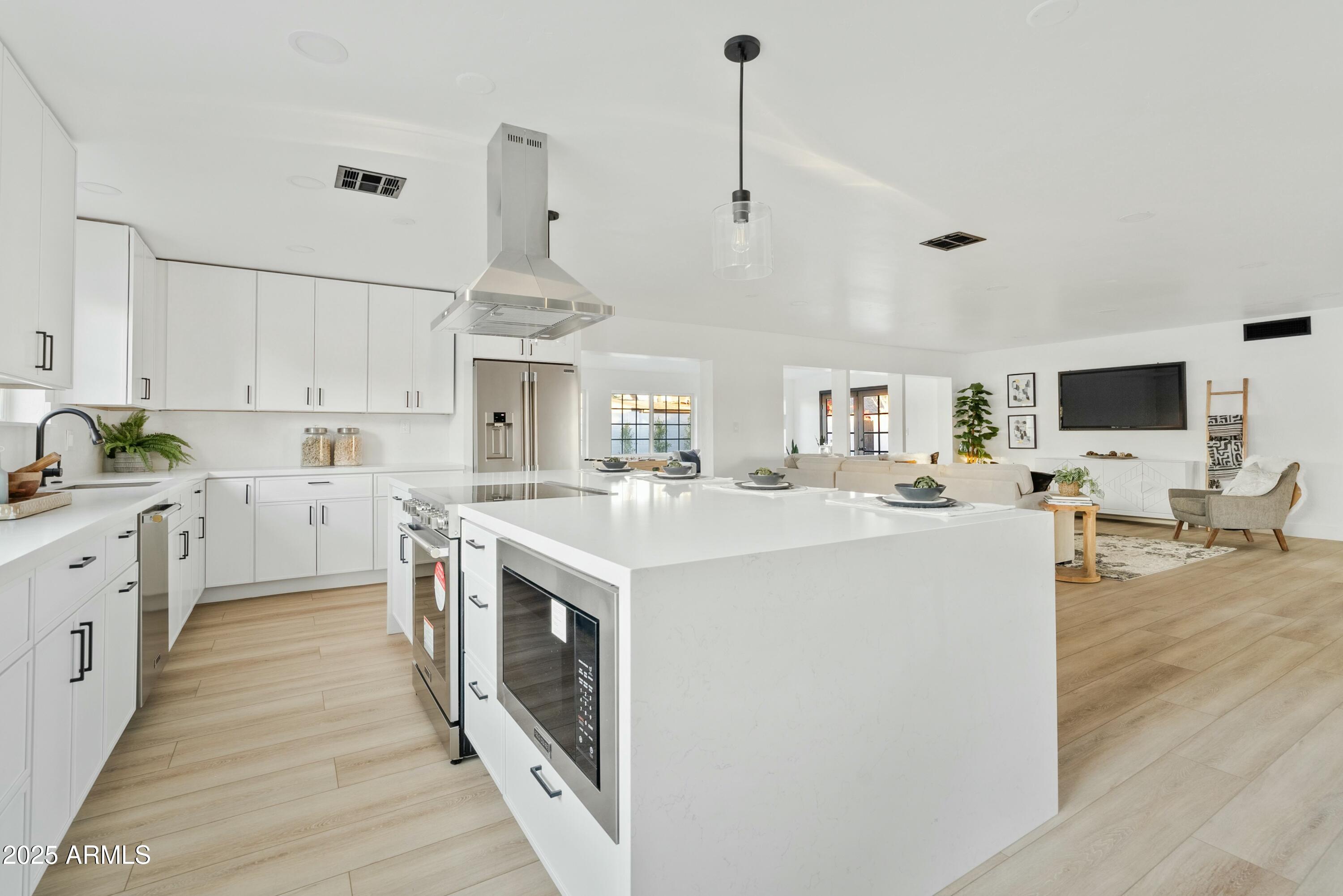 1302 West Golden Lane Phoenix, AZ 85021 - Photo 7 of 46 tempImageSBiuwl