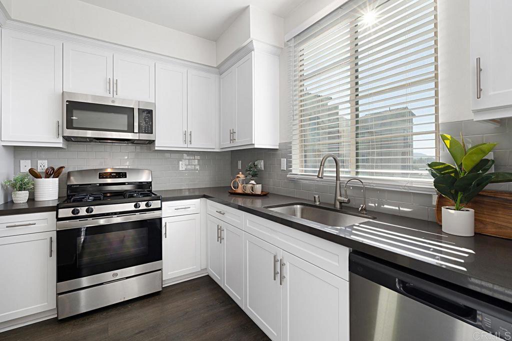 313 Brookside Way Santee, CA 92071 - Photo 11 of 41 Kitchen