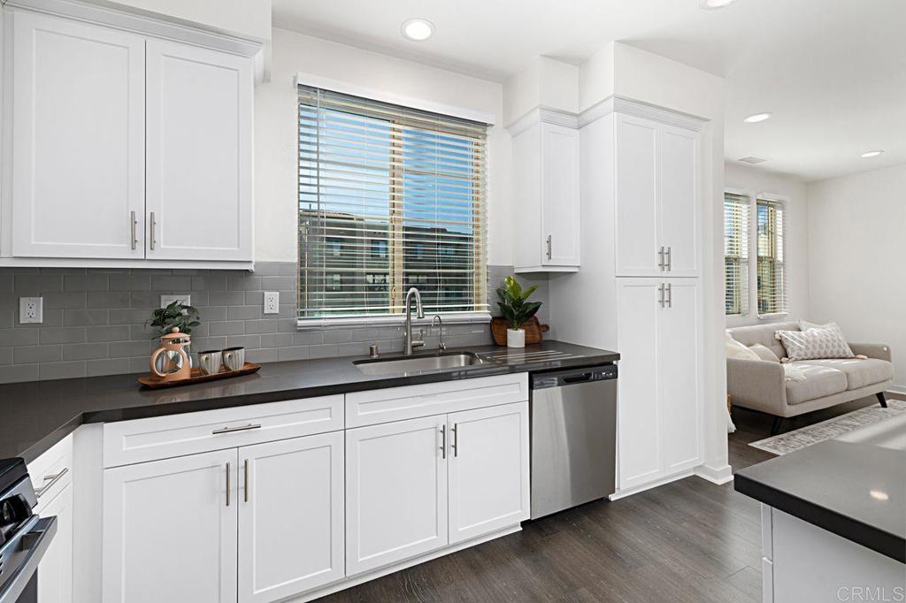 313 Brookside Way Santee, CA 92071 - Photo 12 of 41 Kitchen