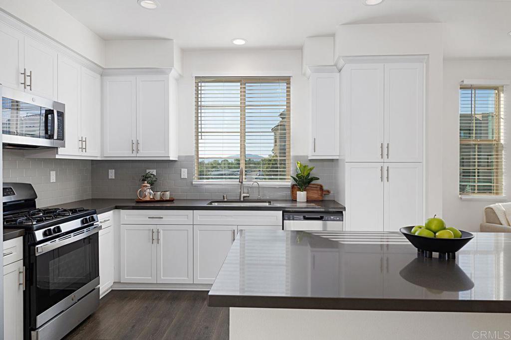 313 Brookside Way Santee, CA 92071 - Photo 13 of 41 Kitchen