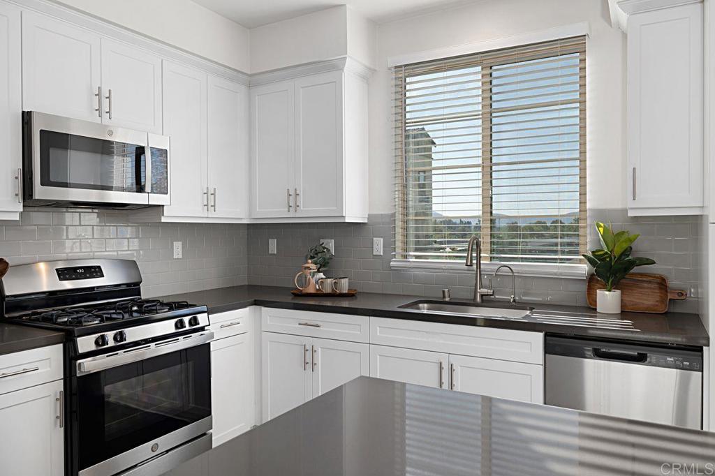 313 Brookside Way Santee, CA 92071 - Photo 14 of 41 Kitchen