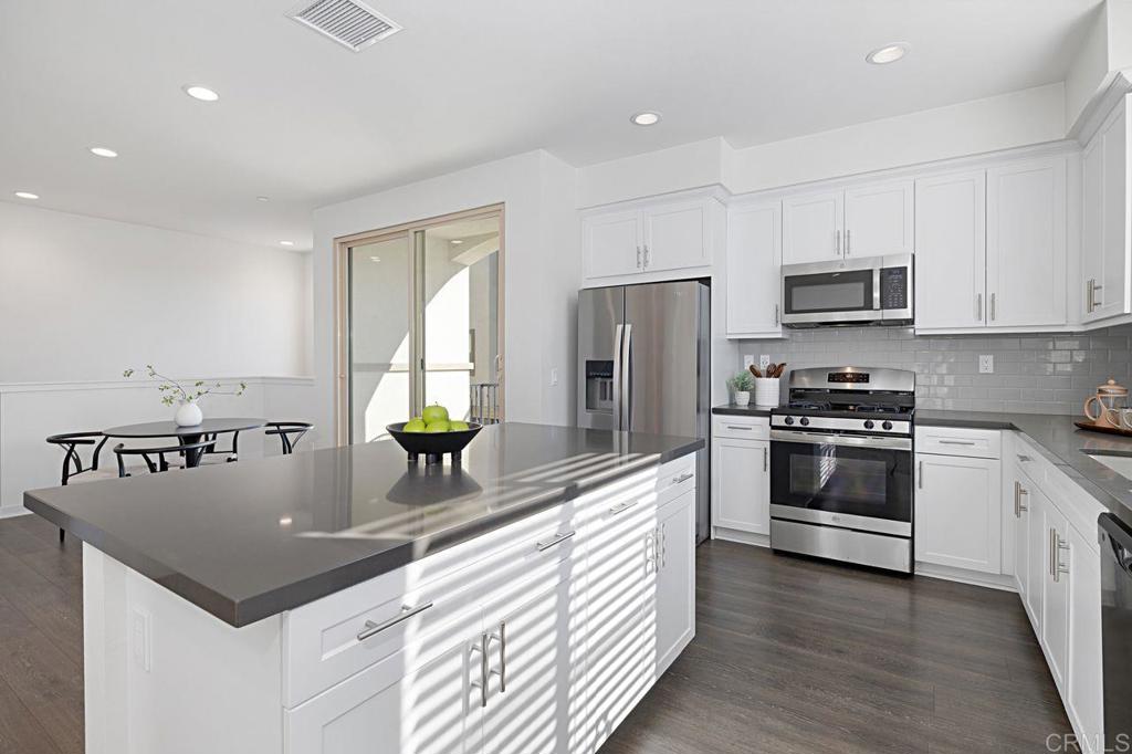 313 Brookside Way Santee, CA 92071 - Photo 8 of 41 Kitchen