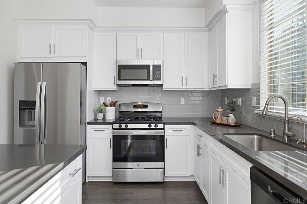 313 Brookside Way Santee, CA 92071 - Photo 10 of 41 Kitchen