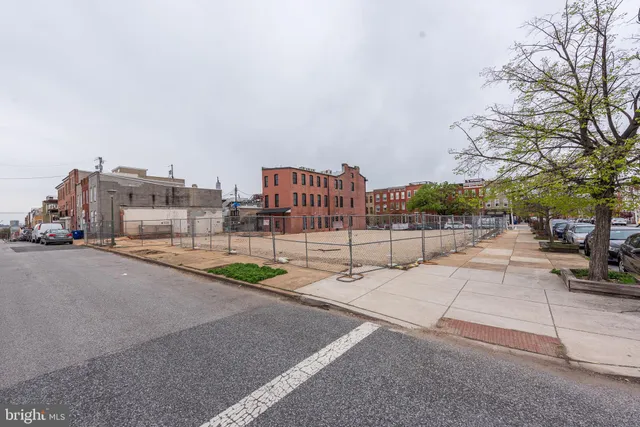 a buildings view with a outdoor space