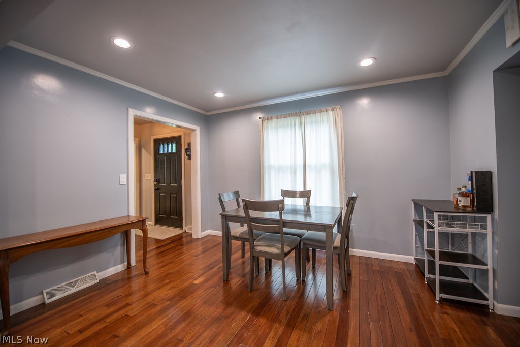827 East 5th Street Dover, OH 44622 - Photo 12 of 38 Spacious and inviting dining room.