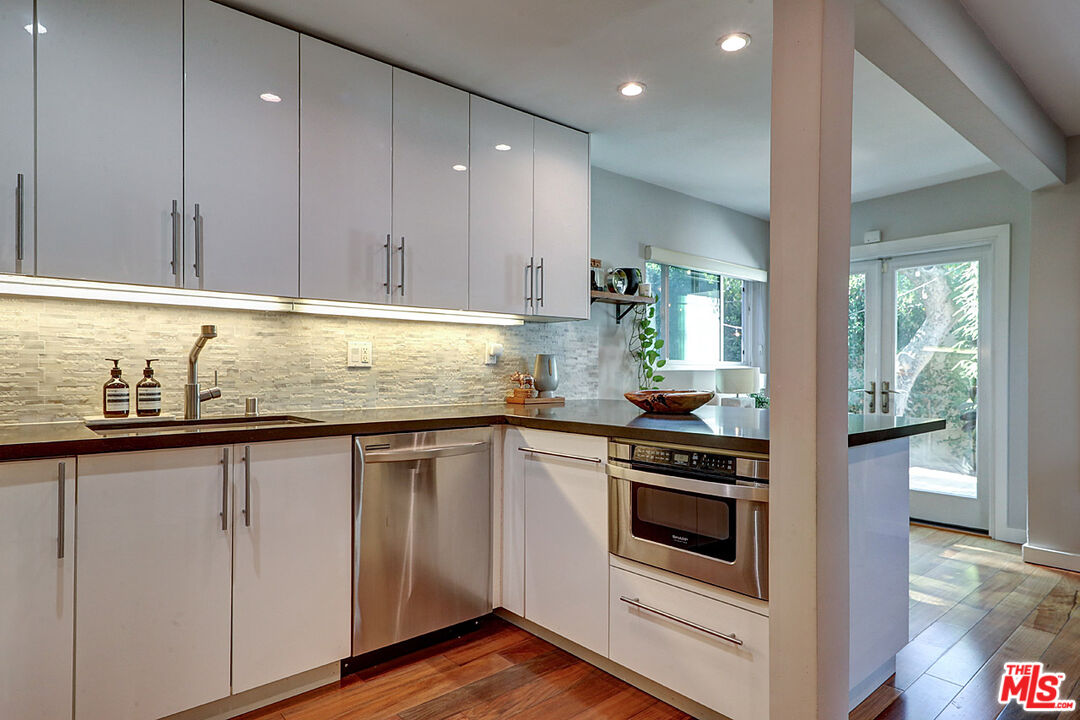 8326 Ridpath Drive Los Angeles, CA 90046 - Photo 18 of 40