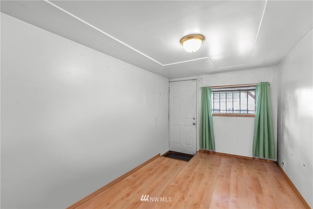 5069 Renton Avenue South Seattle, WA 98118 - Photo 33 of 40 an empty room with windows