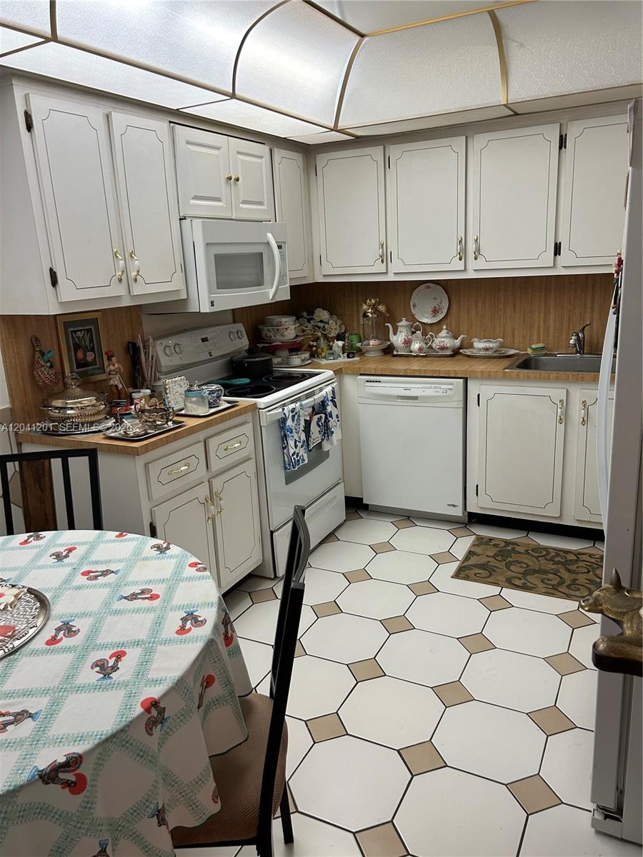 16325 Golf Club Road, Unit 304 Weston, FL 33326 - Photo 9 of 19