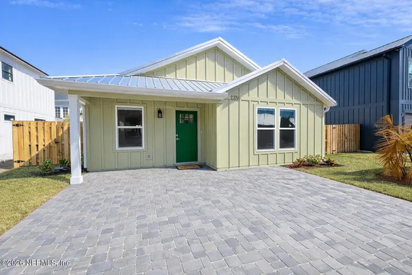 a view of a house with backyard and garden