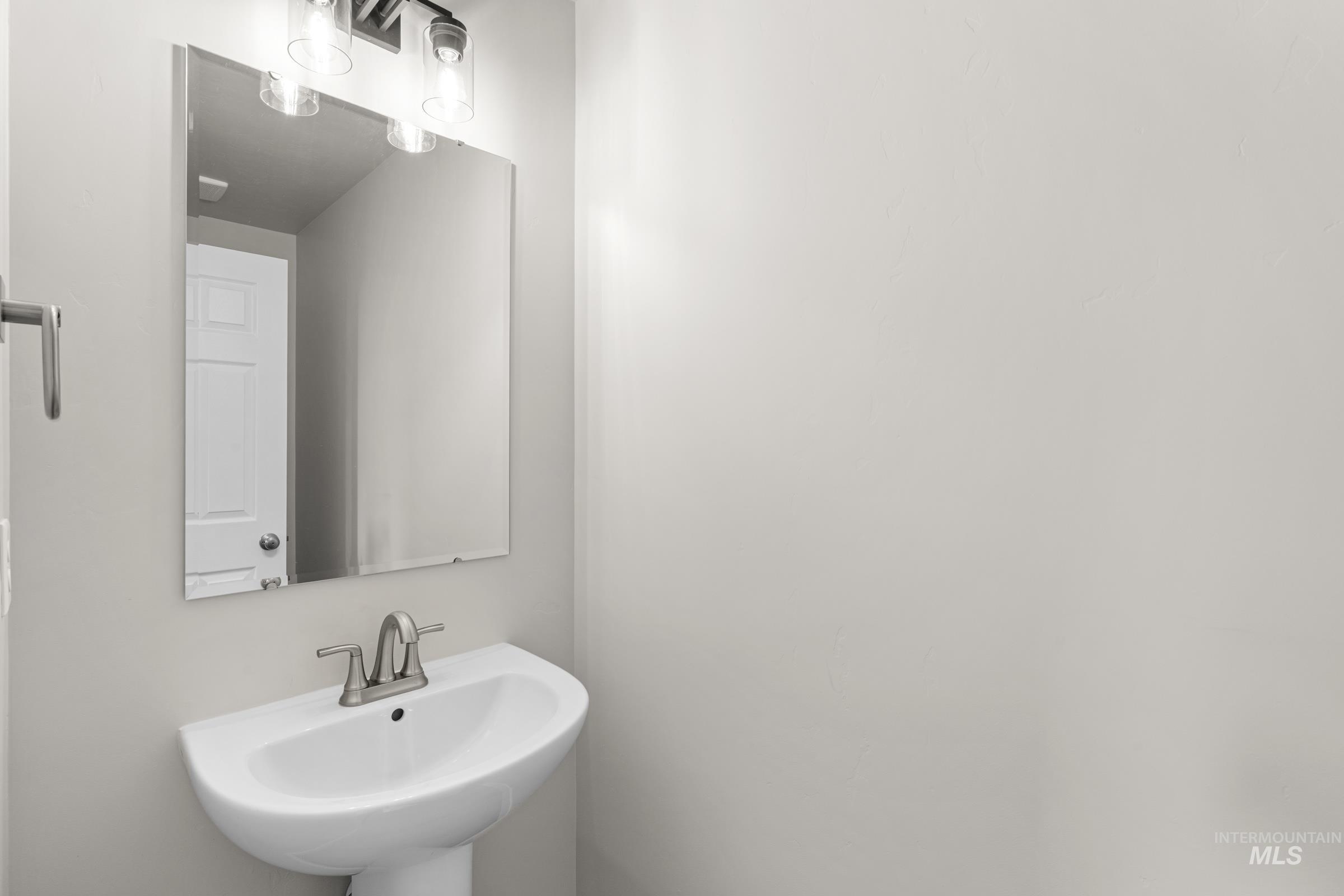 503 Hamlow Avenue Middleton, ID 83644 - Photo 21 of 21 Bathroom featuring a sink