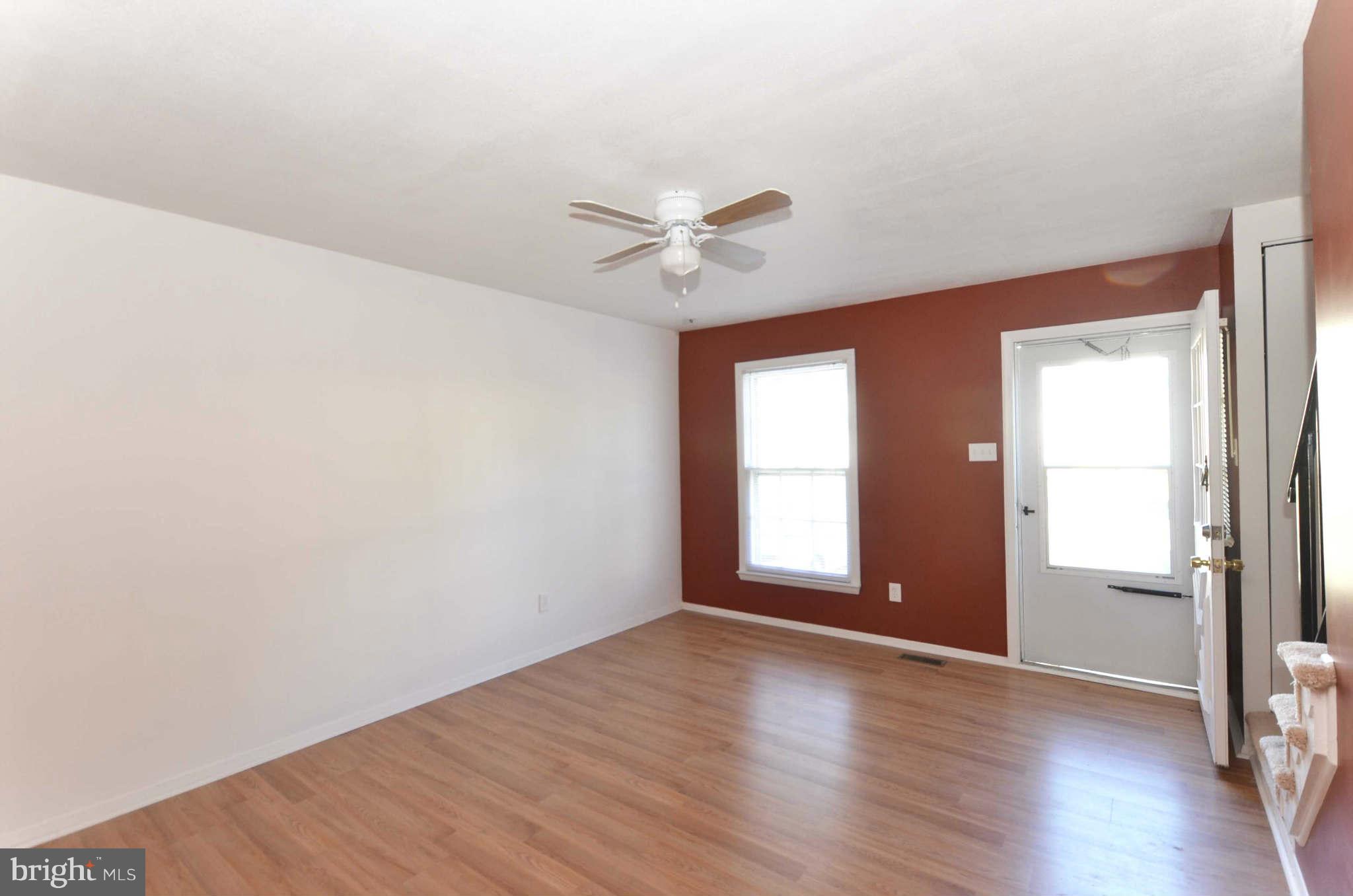 27 Colleton Court Baltimore, MD 21236 - Photo 4 of 30 Living Room