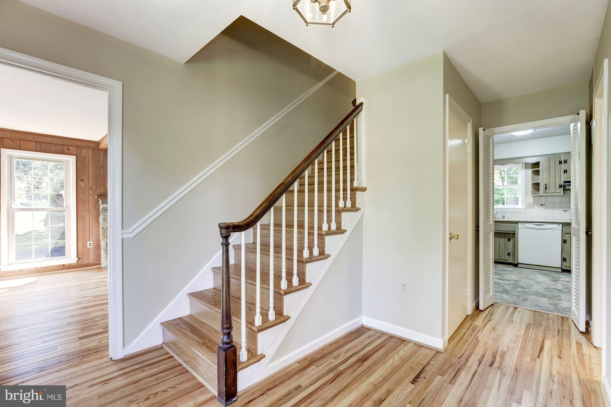 13332 Locksley Lane Silver Spring, MD 20904 - Photo 3 of 30 Spacious Hardwood Entry Foyer