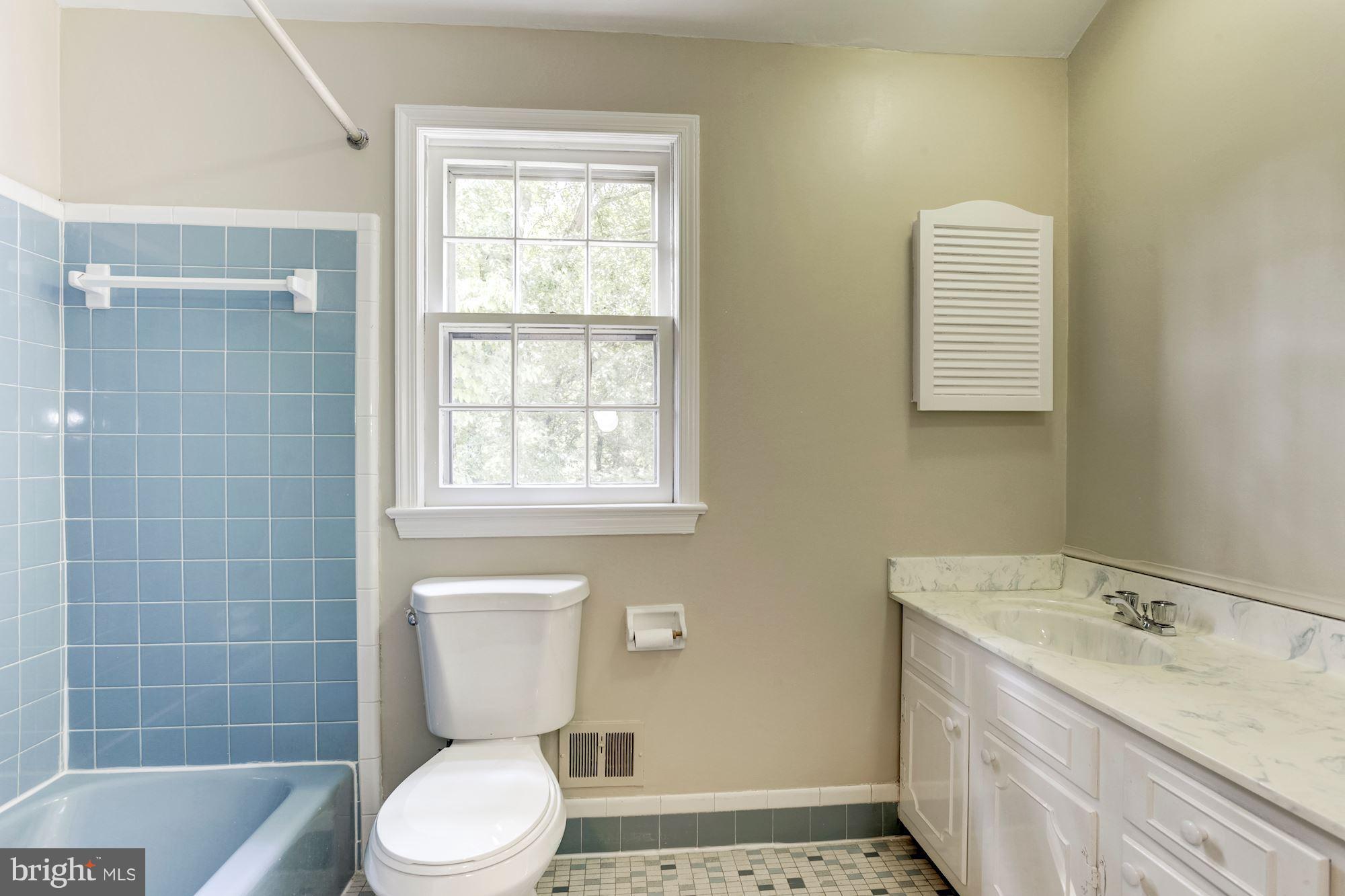 13332 Locksley Lane Silver Spring, MD 20904 - Photo 25 of 30 Top Level Hall Bath