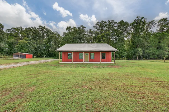 a view of a house with backyard and garden