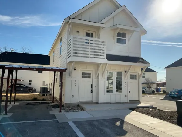 $1,000 | 2002 West 2nd Street, Unit 202, Taylor, TX 76574