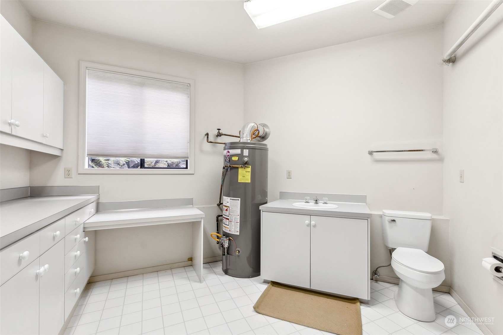 1220 Viewland Way Edmonds, WA 98020 - Photo 39 of 40 a bathroom with a sink a toilet and bathtub