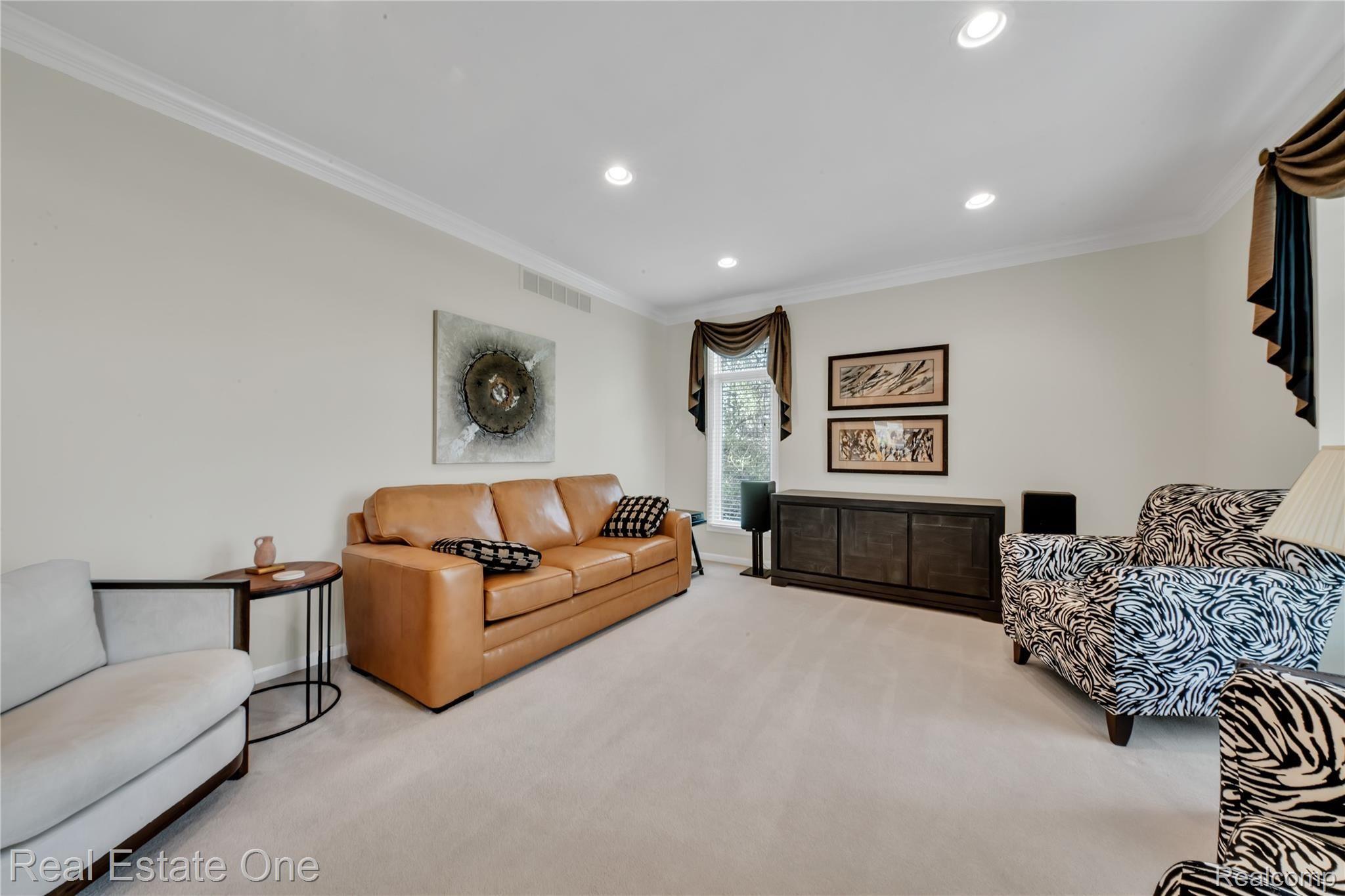 4060 Plum Lane Rochester, MI 48306 - Photo 5 of 35 LIVING RM.jpg