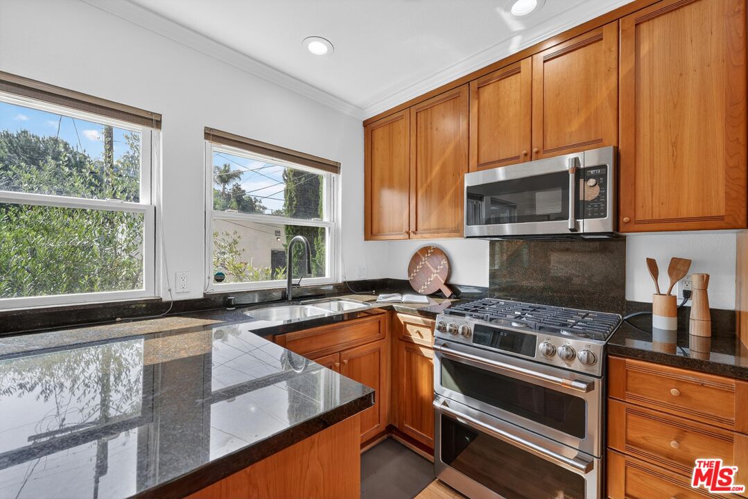 1515 Rendall Place Los Angeles, CA 90026 - Photo 14 of 46