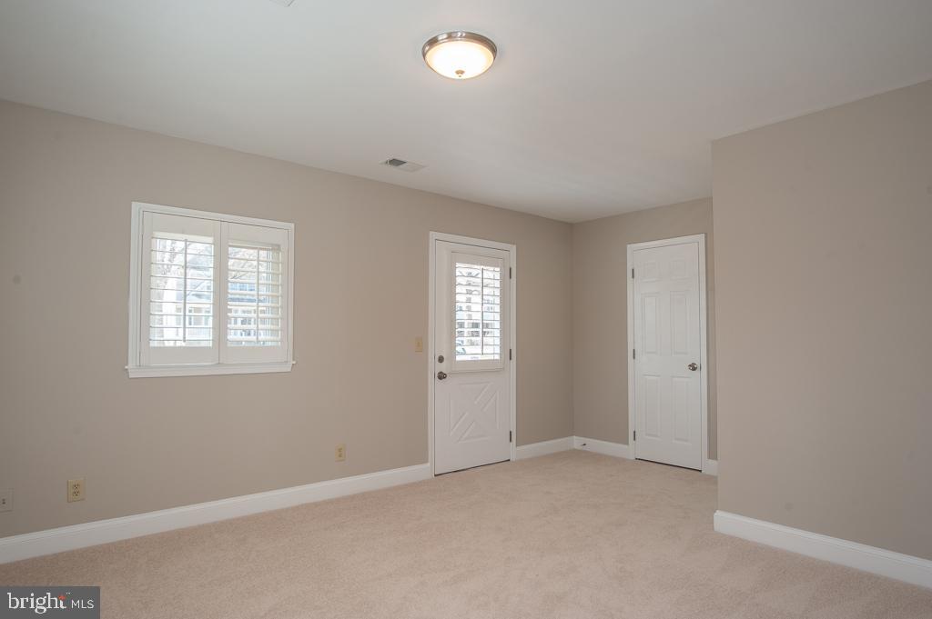 6525 Joyce Road Alexandria, VA 22310 - Photo 30 of 51 an empty room with windows