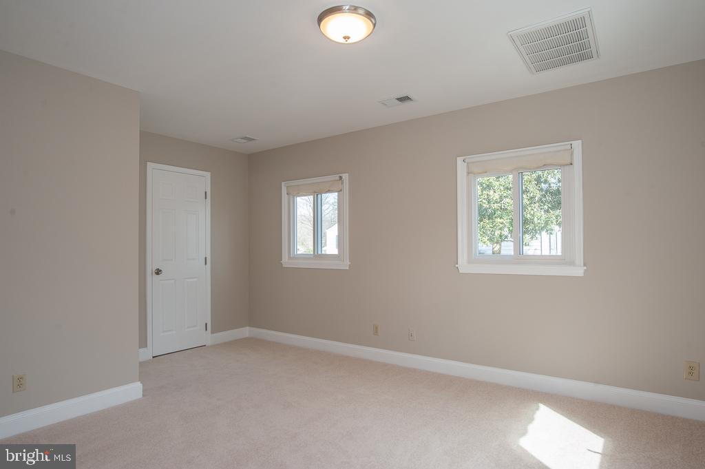 6525 Joyce Road Alexandria, VA 22310 - Photo 33 of 51 an empty room with windows