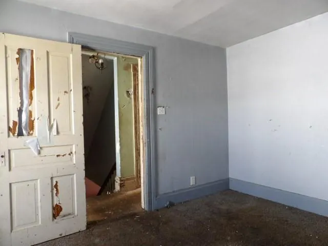 a view of empty room with window
