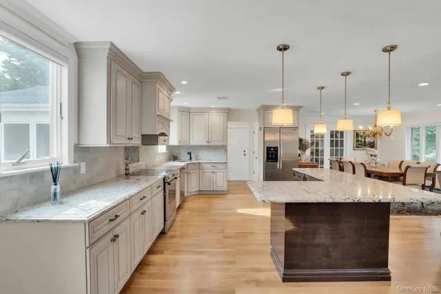 $1,599,000 | 1 Regency Lane, Dix Hills, NY 11746