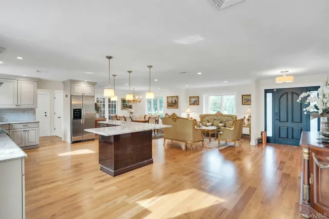 $1,599,000 | 1 Regency Lane, Dix Hills, NY 11746