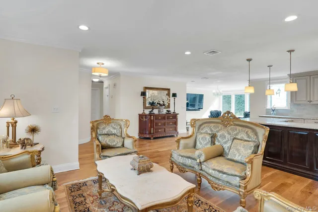 $1,599,000 | 1 Regency Lane, Dix Hills, NY 11746