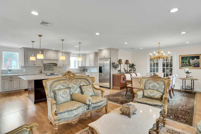 $1,599,000 | 1 Regency Lane, Dix Hills, NY 11746