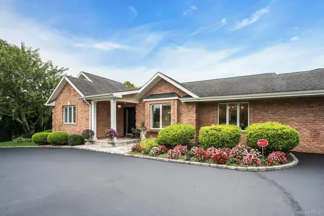$1,599,000 | 1 Regency Lane, Dix Hills, NY 11746