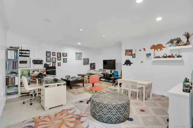 $1,599,000 | 1 Regency Lane, Dix Hills, NY 11746