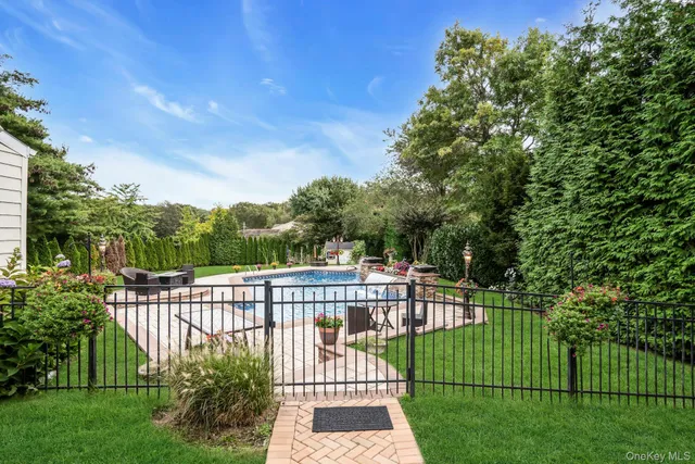 $1,599,000 | 1 Regency Lane, Dix Hills, NY 11746