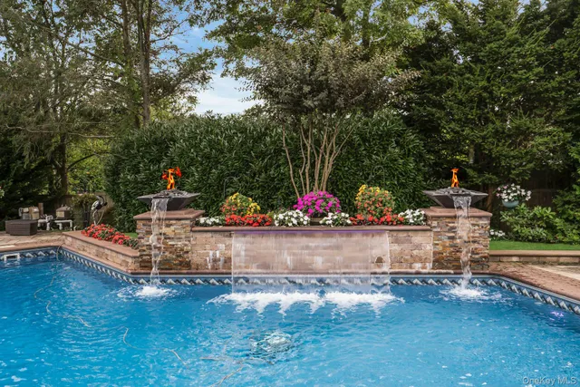 $1,599,000 | 1 Regency Lane, Dix Hills, NY 11746