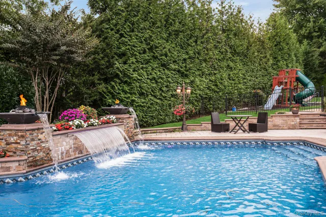 $1,599,000 | 1 Regency Lane, Dix Hills, NY 11746