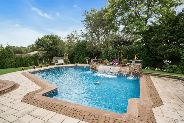 $1,599,000 | 1 Regency Lane, Dix Hills, NY 11746