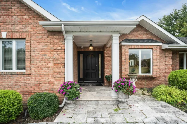 $1,599,000 | 1 Regency Lane, Dix Hills, NY 11746