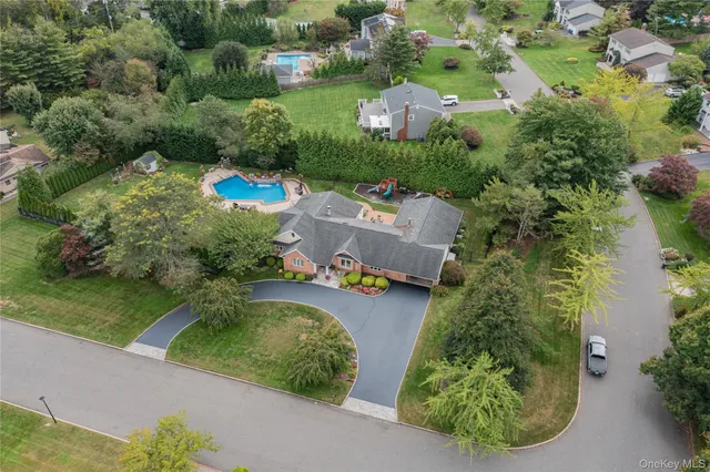 $1,599,000 | 1 Regency Lane, Dix Hills, NY 11746