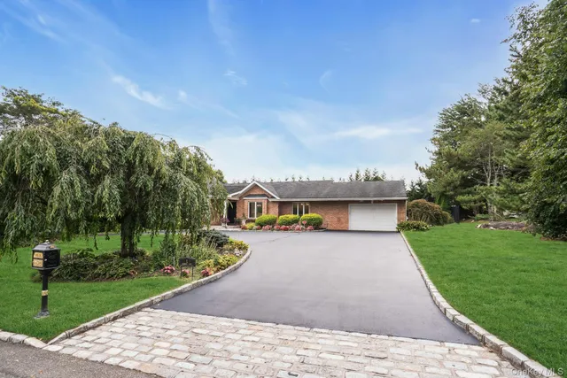 $1,599,000 | 1 Regency Lane, Dix Hills, NY 11746
