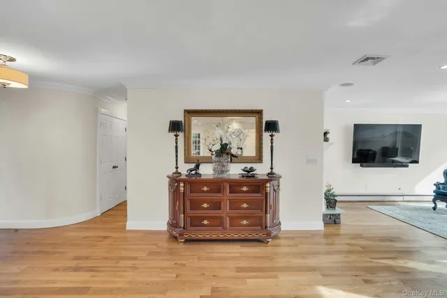 $1,599,000 | 1 Regency Lane, Dix Hills, NY 11746