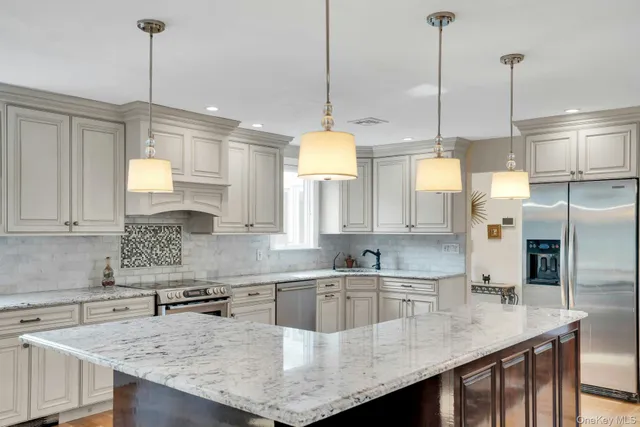 $1,599,000 | 1 Regency Lane, Dix Hills, NY 11746