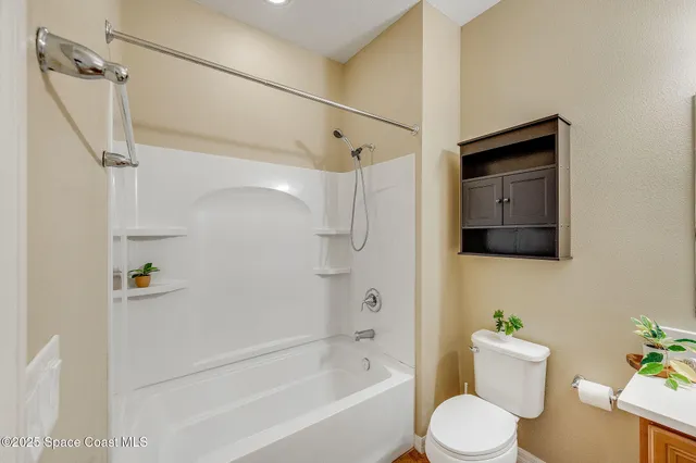 a view of a house with yard and garage