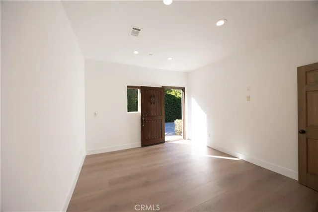 $4,995 | 19617 West Oxnard Street, Tarzana, CA 91356