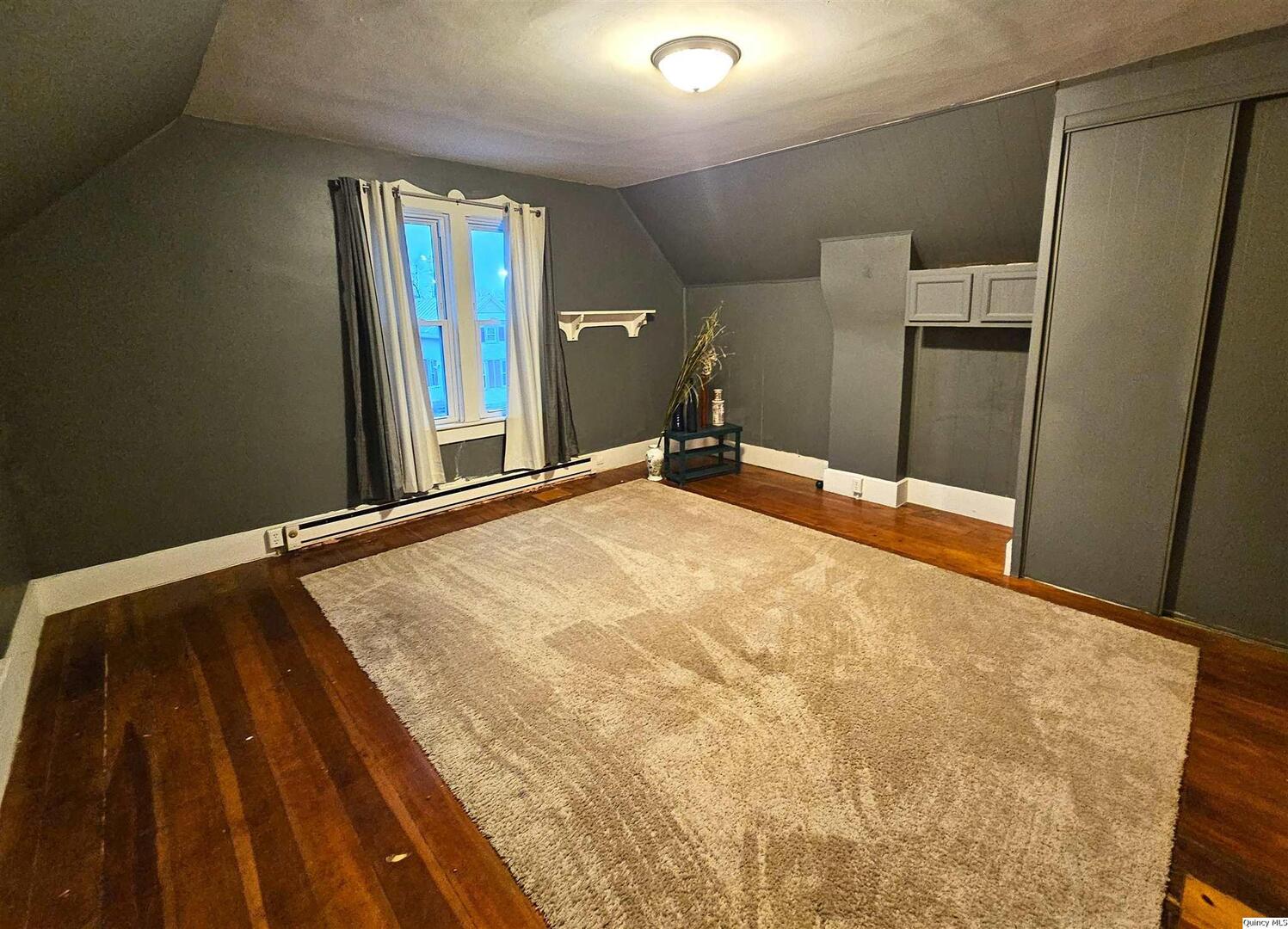 933 Adams Street Quincy, IL 62301 - Photo 22 of 26 a view of an empty room