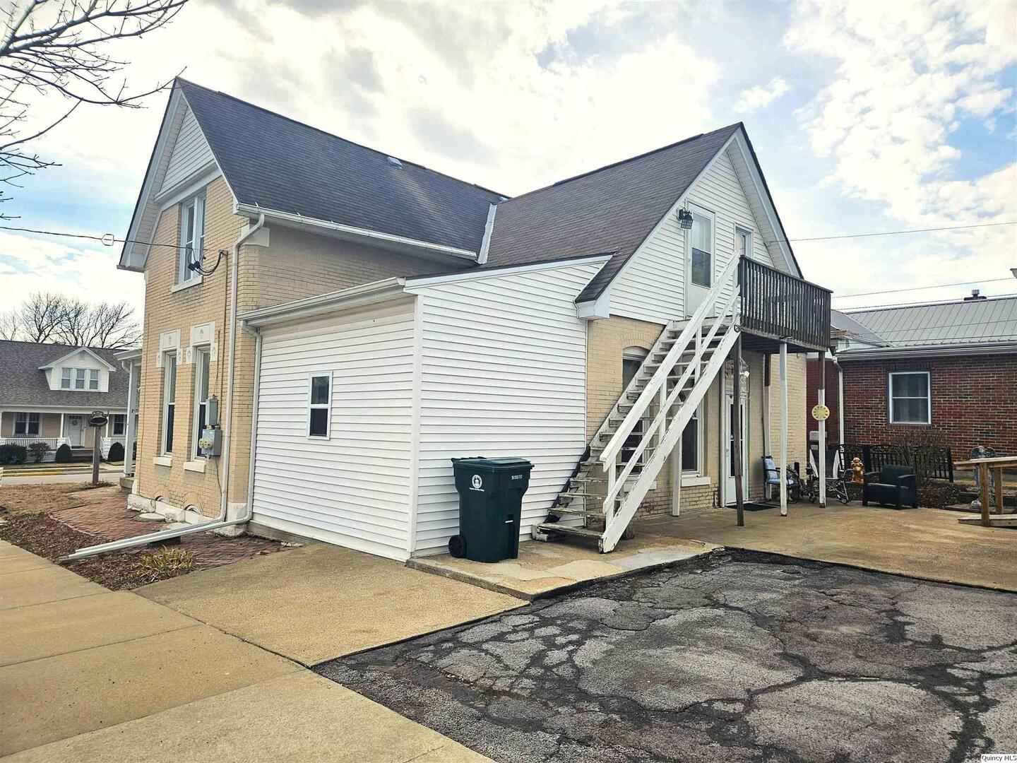 933 Adams Street Quincy, IL 62301 - Photo 4 of 26 a view of a house with street