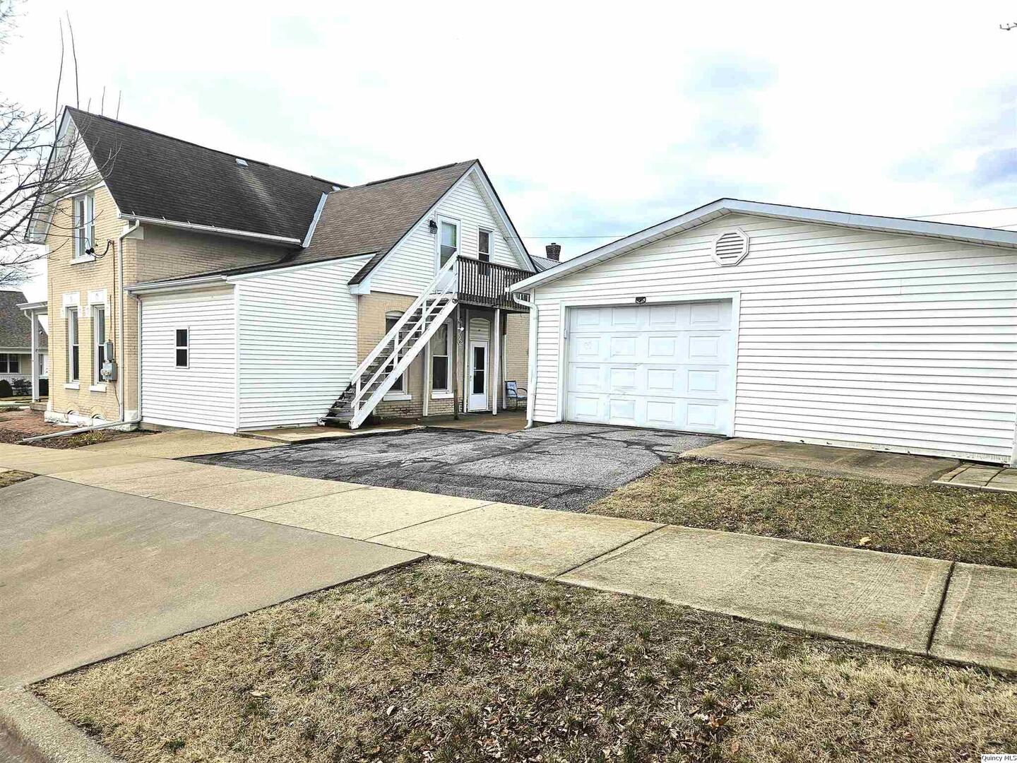 933 Adams Street Quincy, IL 62301 - Photo 5 of 26 a view of a house with a park