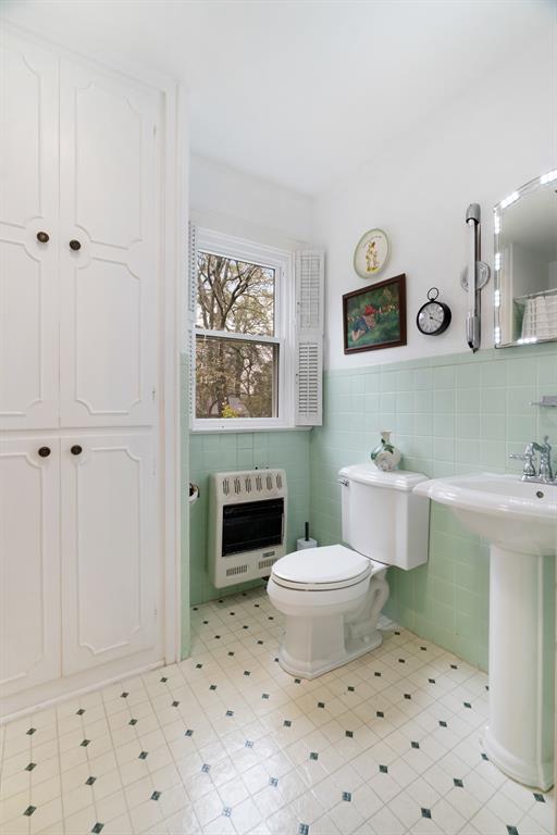 2257 Cleveland Street Paris, TX 75460 - Photo 9 of 28 a bathroom with a toilet a sink and a shower