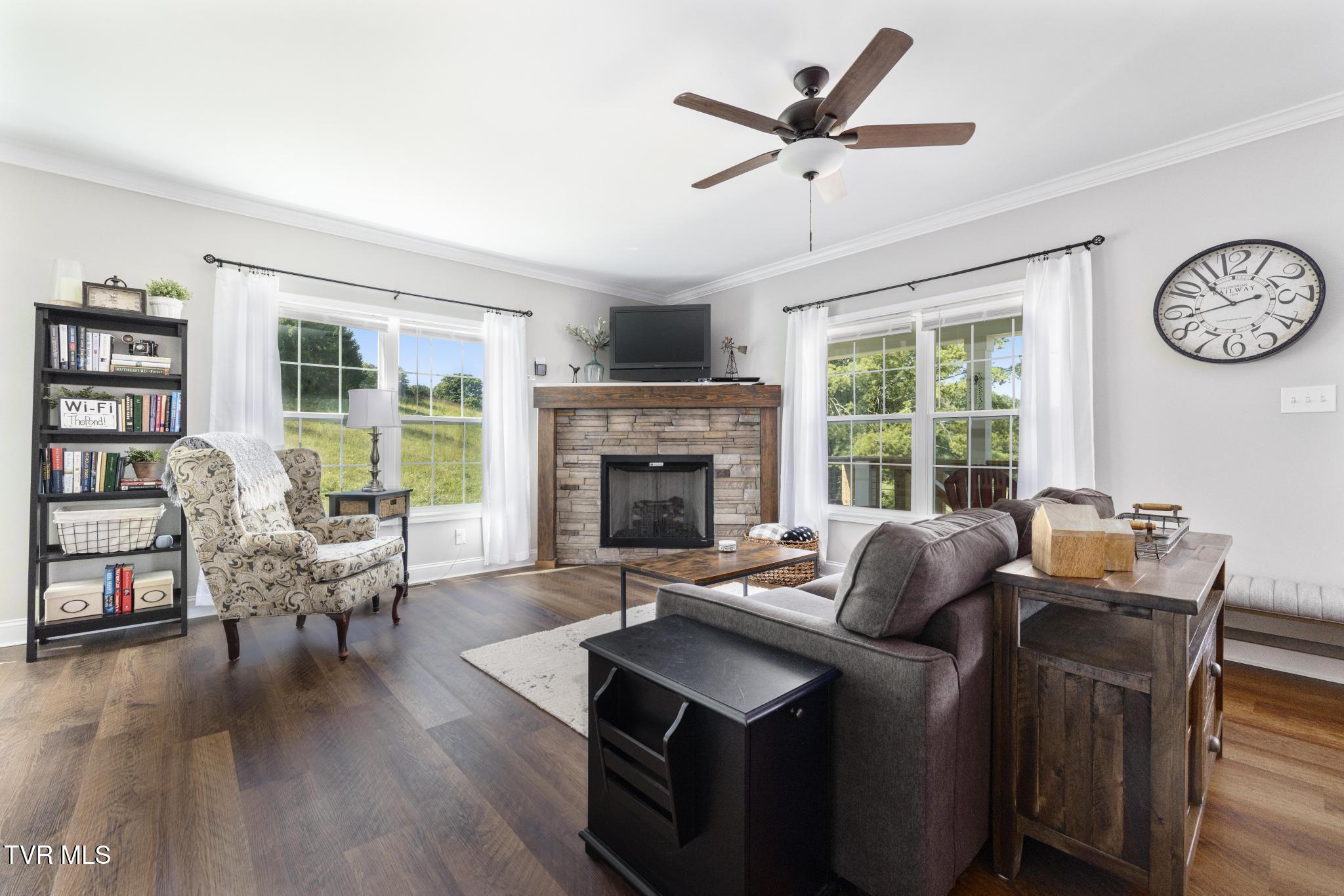 306 Silver Oak Trail Butler, TN 37640 - Photo 11 of 54 Living room