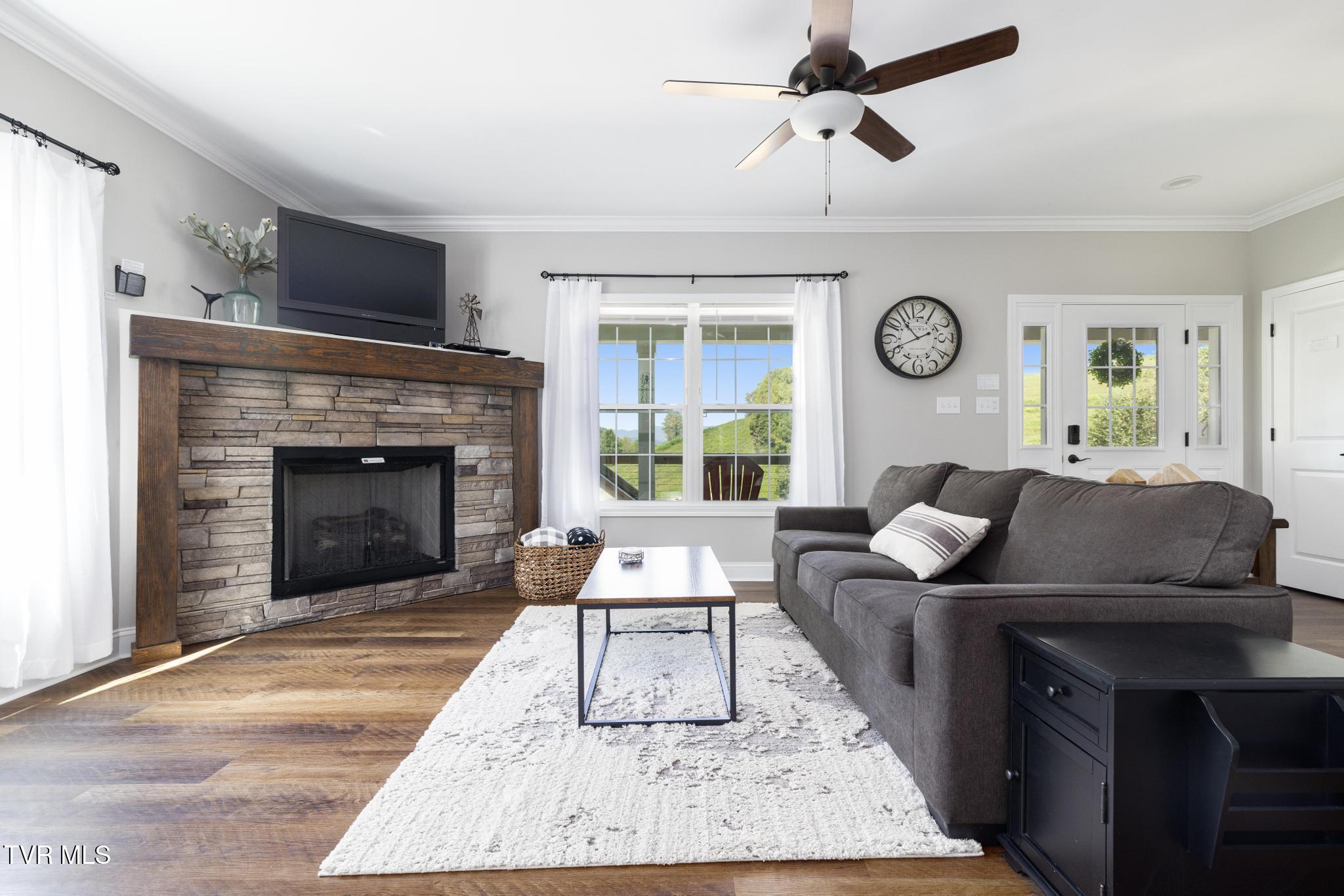 306 Silver Oak Trail Butler, TN 37640 - Photo 10 of 54 Living room